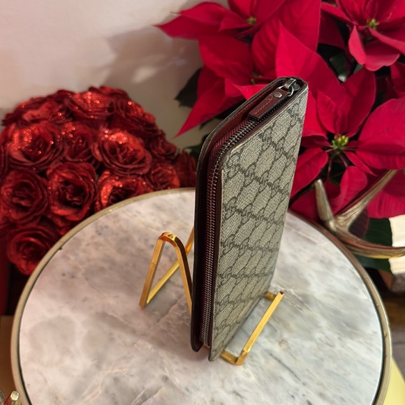 Gucci Beige Monogram Long Zipper bifold wallet in good condition - Picture 15 of 16